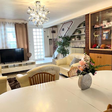 La Maison Est Situee En Face De La Gare Бонді Екстер'єр фото