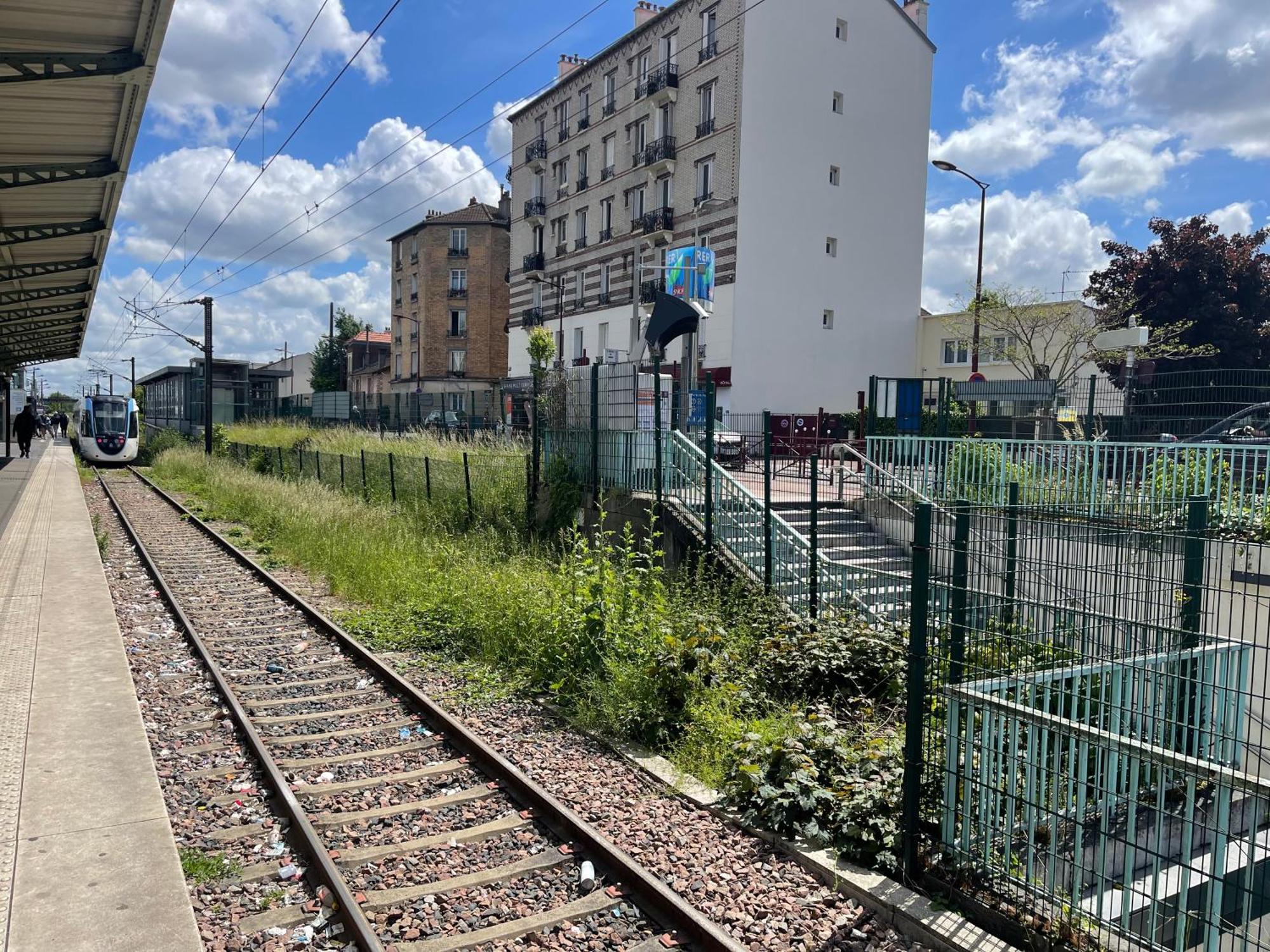 La Maison Est Situee En Face De La Gare Бонді Екстер'єр фото