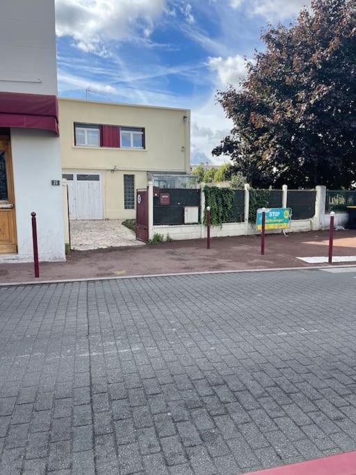 La Maison Est Situee En Face De La Gare Бонді Екстер'єр фото