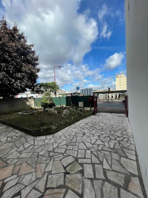 La Maison Est Situee En Face De La Gare Бонді Екстер'єр фото