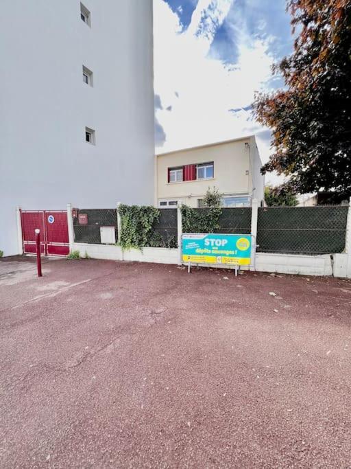 La Maison Est Situee En Face De La Gare Бонді Екстер'єр фото