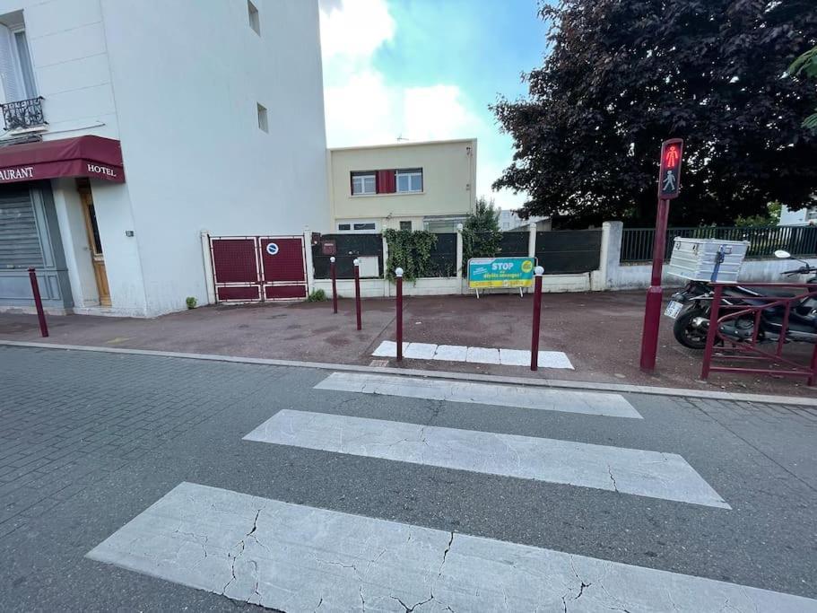 La Maison Est Situee En Face De La Gare Бонді Екстер'єр фото